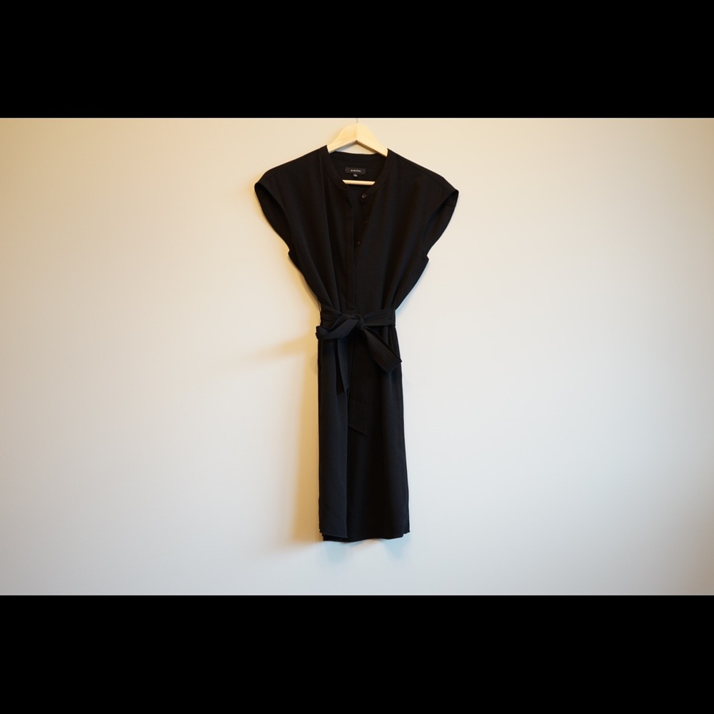 Aritzia, Babaton brand shift dress